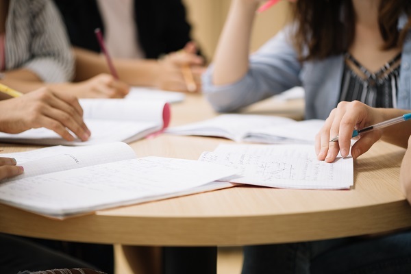 O professor que cativou os alunos ao usar a tecnologia e falar de poesia